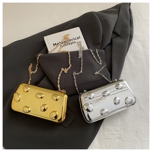 Details goldener und silberner Hartschalen-Abendtaschen mit eleganter Polka-Dot-Prägung
