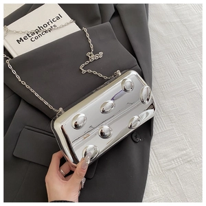 Makroaufnahme der silbernen Abendtasche mit Blasenstruktur und Metallkette