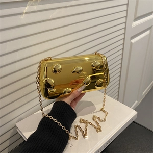Moderne goldene Clutch mit Spiegeleffekt, Metallpunkten und elegantem Kettenriemen
