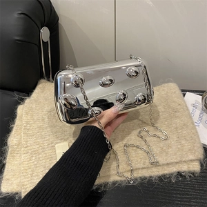 Silberne Spiegel-Umhängetasche mit strukturierten 3D-Noppen und eleganter Metallkette