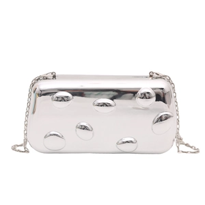 Nahaufnahme der silbernen Clutch mit Blasenstruktur und eleganter Kette für Damen