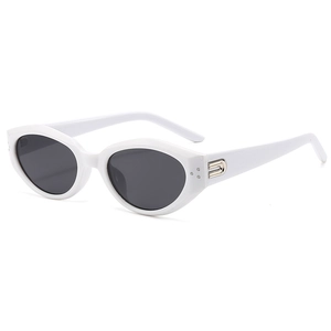 Retro-Cateye-Sonnenbrille mit dickem weißem Rahmen und dunkelgrauen Gläsern im Vintage-Stil
