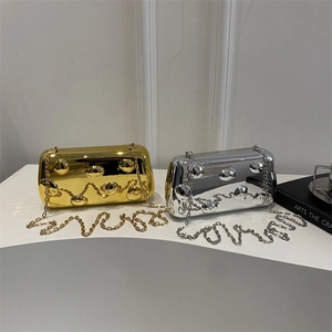 Retro-Abendtaschen aus Metall mit Kettenträgern in Gold- und Silberfarben