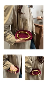 Détail d'une pochette en velours bordeaux avec strass étincelants et poignée dorée