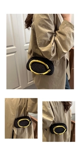 Détail du sac de soirée strass noir avec poignée ronde dorée et bandoulière chaîne