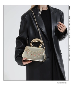 Détails du sac de soirée avec franges en strass, gemmes rouges et poignée dorée