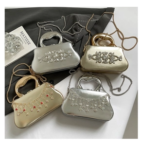 Détails des pochettes de soirée à strass avec pompons en cristal et poignées anneaux