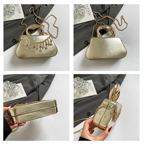Vues détaillées d'un sac de soirée doré avec glands en cristal et poignée en métal