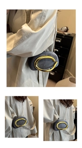 Détail de la pochette de soirée en velours à strass avec grand fermoir en métal doré