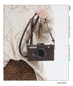 Vue détaillée d'un sac bandoulière vintage en forme d'appareil photo marron foncé
