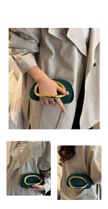 Détail du sac de soirée en velours vert foncé avec poignée dorée en C et chaîne