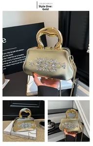 Détail macro de la pochette dorée avec motifs en strass étincelants et poignée en métal