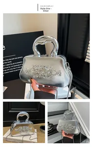 Détail d'un sac de soirée argenté orné de strass brillants avec une poignée en métal