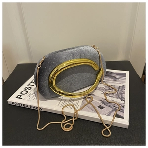 Détail de la pochette en velours gris avec strass scintillants et fermoir doré en C