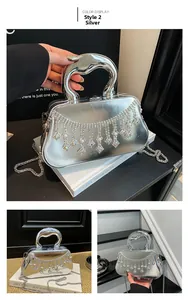 Détail de pochette argentée avec pampilles en strass et poignée en métal chic