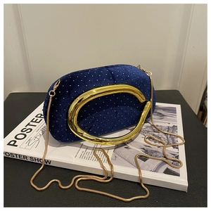 Détail de la pochette de soirée en velours bleu marine avec strass dorés et poignée anneau