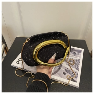 Pochette noire pailletée avec grande poignée circulaire dorée et fine bandoulière chaîne