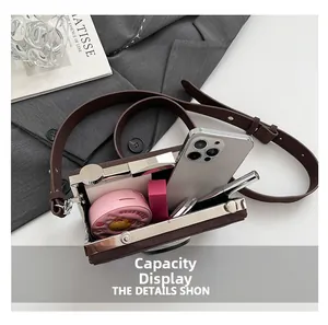 Détail montrant la capacité interne du sac boîte appareil photo en daim marron pour l'essentiel