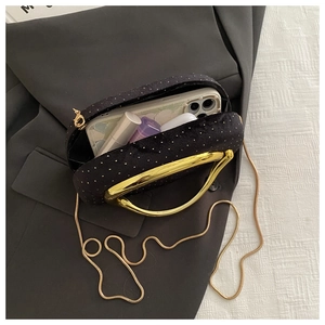 Vue macro de l'intérieur d'une pochette de soirée noire avec rangement pour téléphone