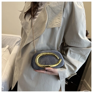 Détail du sac de soirée en velours gris avec strass brillants et boucle dorée ronde