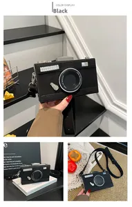 Détail du sac bandoulière en forme d'appareil photo avec lentille en strass