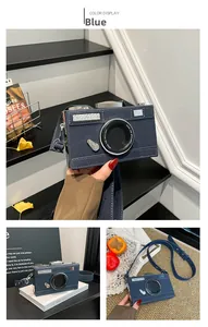 Vue détaillée du sac bandoulière en jean bleu en forme d'appareil photo avec son objectif