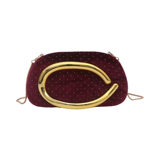 Pochette de soirée en velours rouge foncé avec anse ronde dorée et clous fins