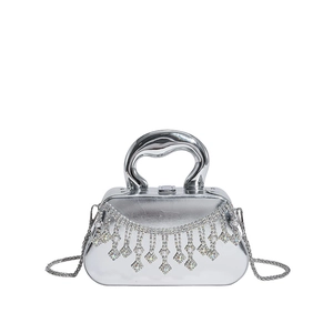 Détail des franges en strass scintillants et de la poignée argentée du sac de soirée