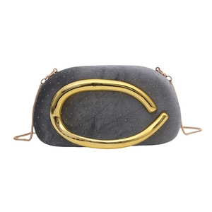 Détail de la pochette de soirée en velours gris avec fermoir doré et strass brillants