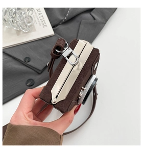 Détail du sac bandoulière créatif en forme d'appareil photo avec fermeture métallique