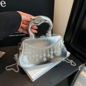 Pochette de soirée argentée à effet miroir avec pompons en strass et anse en métal