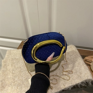 Sac à main en velours bleu marine avec poignée anneau dorée et bandoulière chaîne
