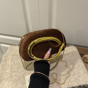 Pochette de soirée en velours vintage avec grand anneau doré et strass étincelants