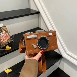 Sac bandoulière vintage en forme d'appareil photo en daim marron avec détails