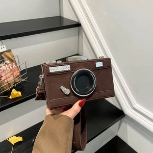 Sac bandoulière rétro en forme d'appareil photo en daim marron avec design vintage