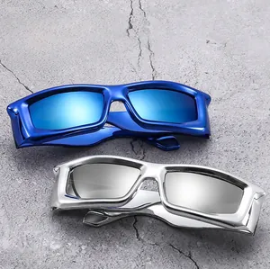 Vue à plat de lunettes de soleil futuristes Y2K avec finitions bleues et argentées