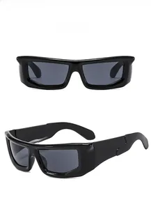 Gros plan sur des lunettes de soleil rectangulaires noir brillant au style Y2K sportif