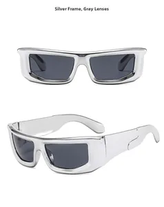 Détail de lunettes de soleil gris argenté avec monture métallique et larges branches