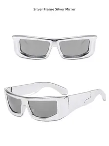 Vue détaillée de lunettes de soleil argentées futuristes avec verres miroir argent
