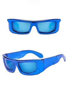 Détail de lunettes de soleil sport bleu foncé avec monture large et verres réfléchissants