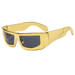 Lunettes de soleil oversize futuristes en métal doré avec verres gris foncé style cyberpunk