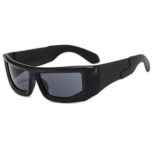 Lunettes de soleil oversize noir mat avec verres gris, vue de profil à 45 degrés