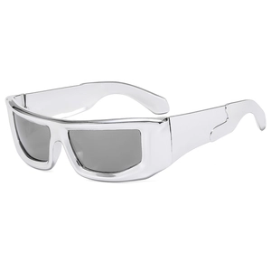 Lunettes de soleil métalliques argentées futuristes avec verres gris foncé vue studio