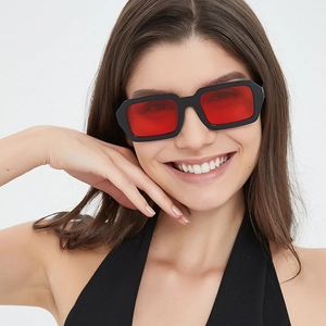 Lunettes de soleil carrées à monture noire mate et verres rouges translucides