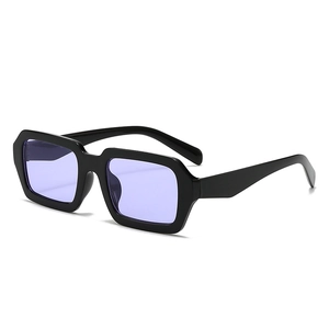 Lunettes de soleil tendance à monture noire épaisse et verres violet clair au design rectangulaire