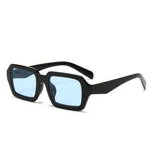 Lunettes de soleil à monture noire épaisse et verres bleu clair vus sous un angle de 45 degrés