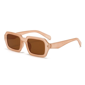Lunettes de soleil carrées tendance couleur bonbon avec monture rose et verres thé foncé