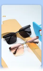 Détail de lunettes de soleil sans monture pour enfants en noir et orange avec branches dorées
