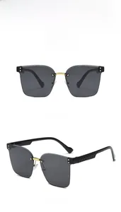 Détail de lunettes de soleil sans monture pour enfants avec verres gris et branches noires