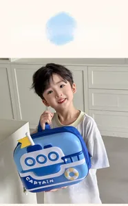 Détail d'un sac à dos bleu 3D en forme d'œuf avec thème bateau pour tout-petits